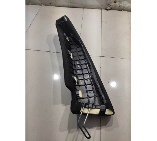 Боковая поддержка заднего сиденья правая