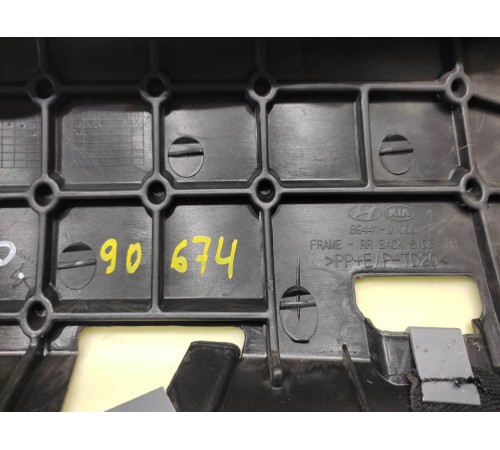 Боковая поддержка заднего сиденья правая