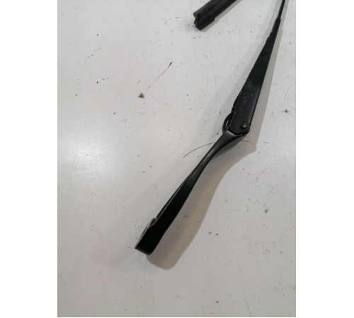 Поводок стеклоочистителя левый