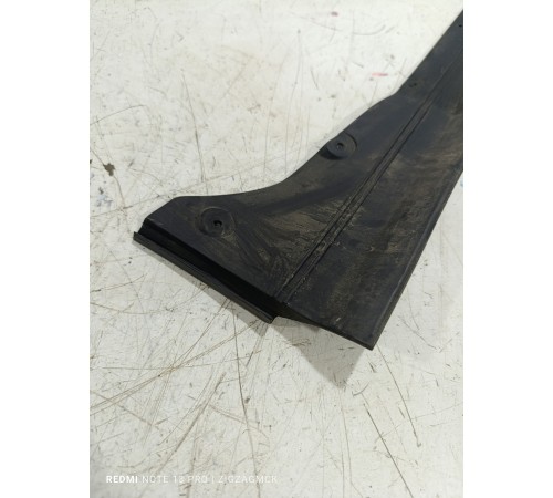 Уплотнитель двери задний левый