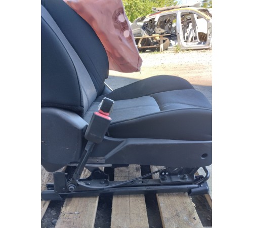 Сиденье переднее левое