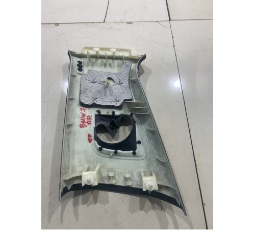 Накладка стойки центральной (верхняя правая)