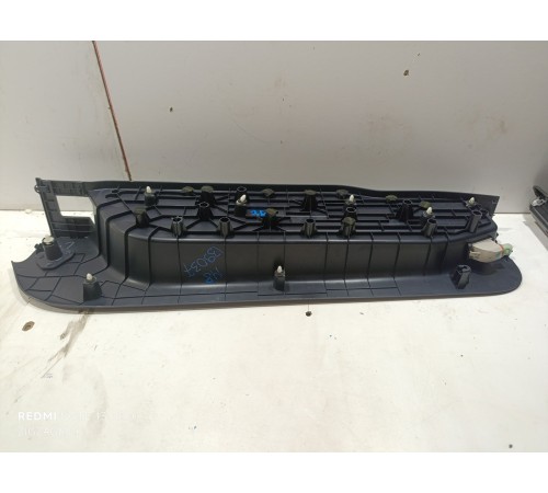 Накладка порога правая задняяя