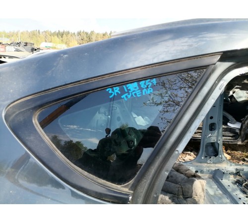 Глухое стекло кузова правое