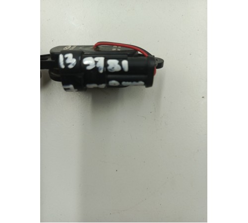 Кнопка открывания двери крышки багажника