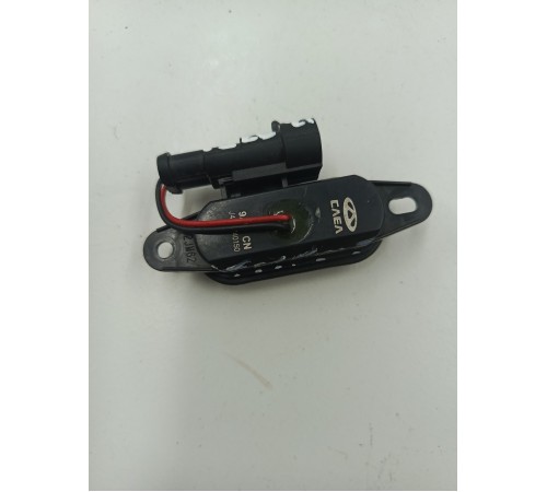 Кнопка открывания двери крышки багажника