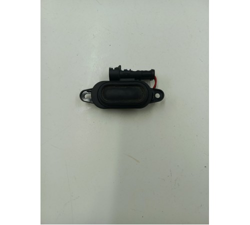 Кнопка открывания двери крышки багажника