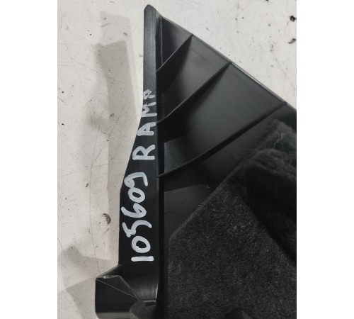 Обшивка крышки багажника (правая)