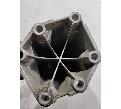 Кронштейн(крепление) двигателя левый