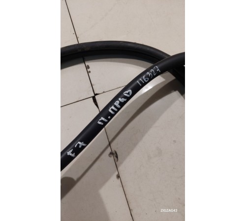 Уплотнитель двери передний правый