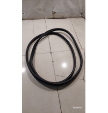 Уплотнитель двери передний правый