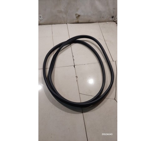 Уплотнитель двери передний правый