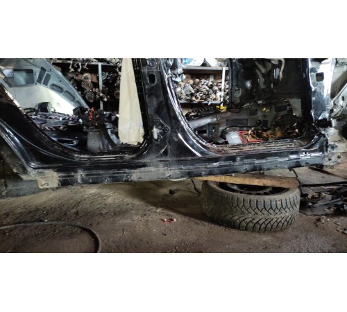 Правый порог со стойкой