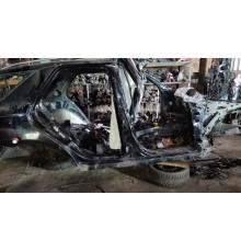 Правый порог со стойкой