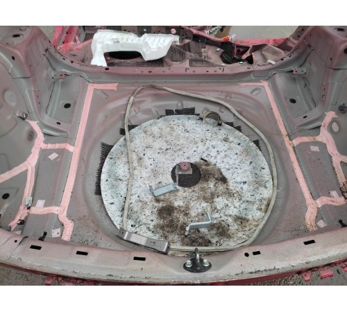 Ниша багажника(запасного колеса)