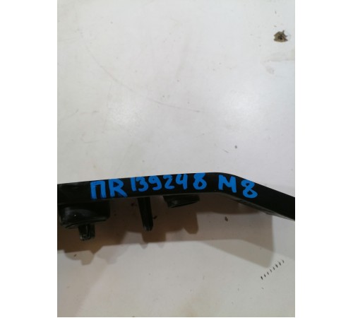 Кронштейн бампера передний правый