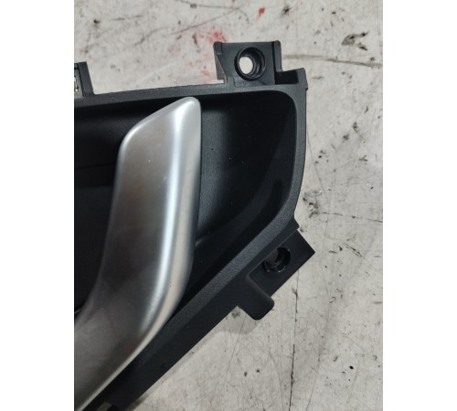 Ручка двери (задняя правая внутренняя)