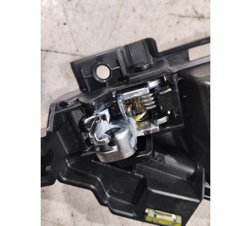 Ручка двери (задняя правая внутренняя)