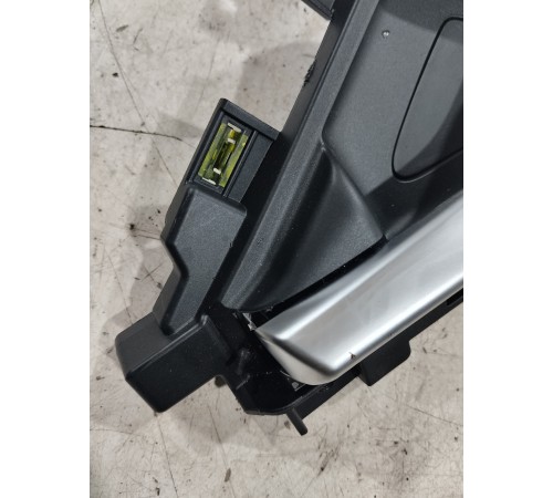 Ручка двери (задняя правая внутренняя)