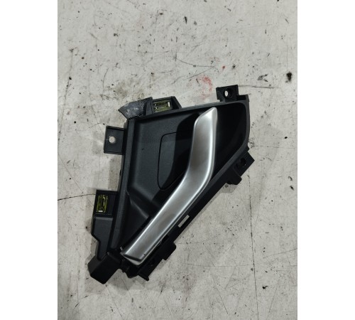 Ручка двери (задняя правая внутренняя)