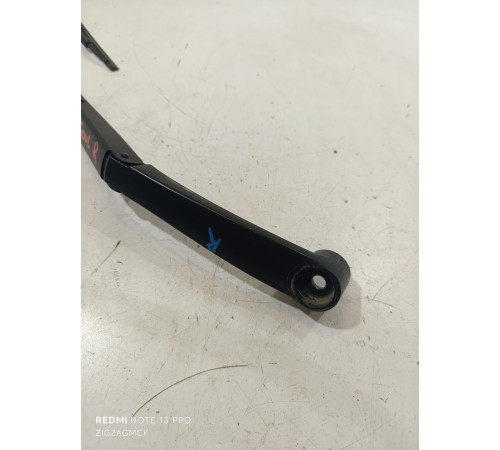 Поводок стеклоочистителя правый