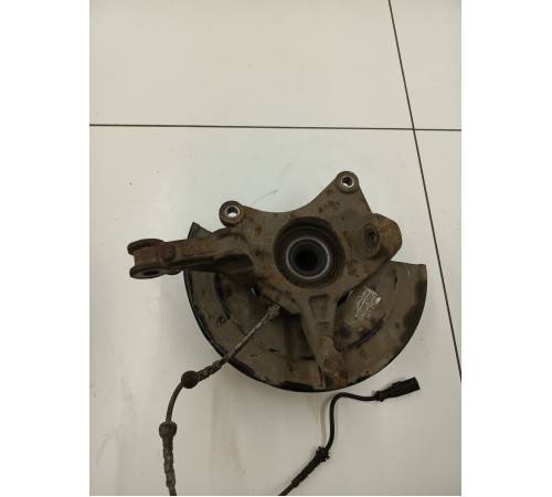 Кулак поворотный передний левый