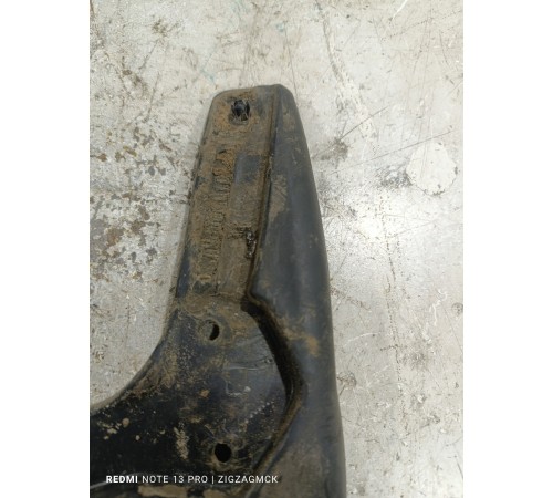 Брызговик передний правый