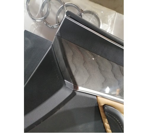 Обшивка двери передняя правая