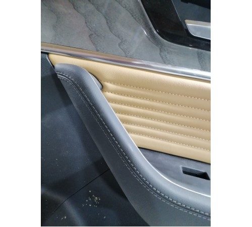 Обшивка двери передняя правая