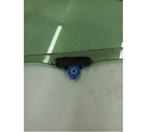 Стекло двери переднее левое