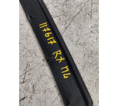 Уплотнитель двери передний левый