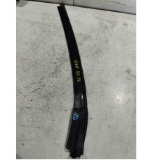 Уплотнитель двери передний левый