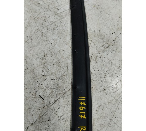 Уплотнитель двери передний левый