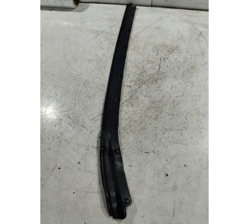 Уплотнитель двери передний левый