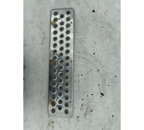 Подножка бампера центральная