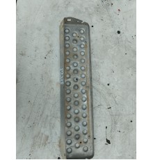 Подножка бампера центральная