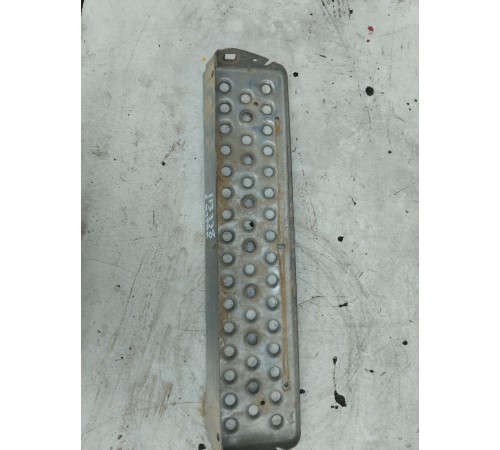 Подножка бампера центральная