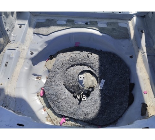 Ниша багажника запасного колеса