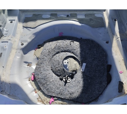 Ниша багажника запасного колеса