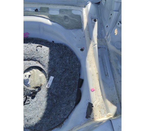 Ниша багажника запасного колеса