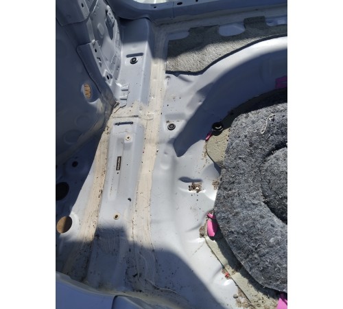 Ниша багажника запасного колеса