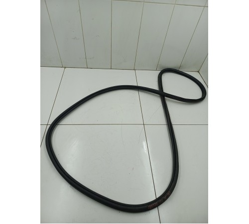 Уплотнитель двери передний левый