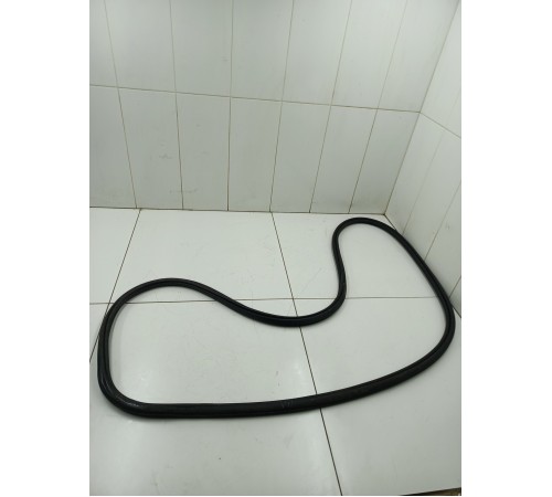 Уплотнитель двери передний левый