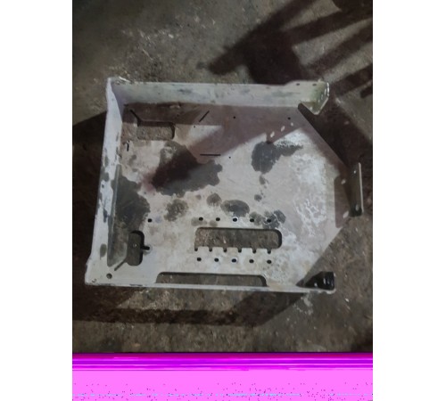 Защитная крышка блока гидрораспределителя левая