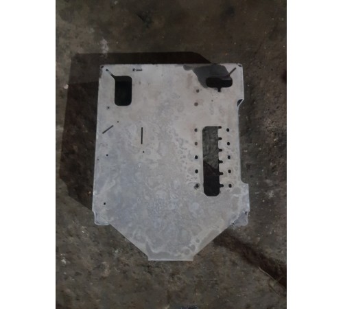 Защитная крышка блока гидрораспределителя левая