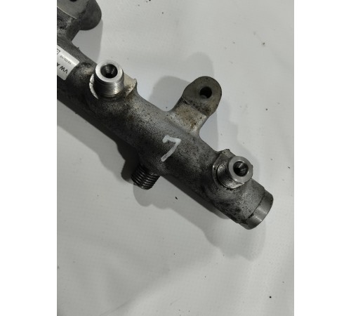 Топливная рампа левая