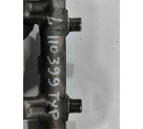 Топливная рампа левая