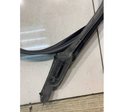 Уплотнитель двери (задний, левый)