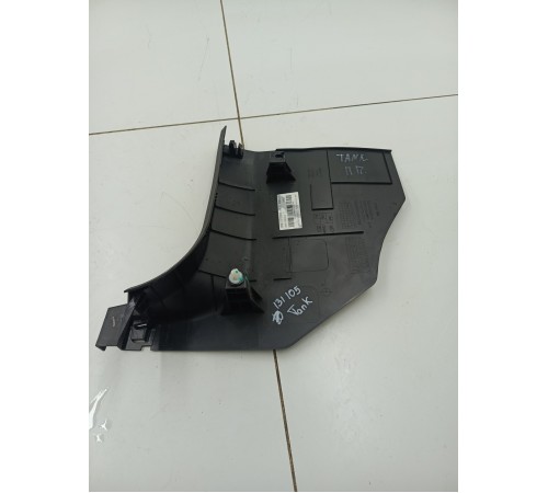 Накладка передней панели правая нижняя