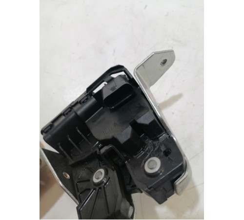 Замок крышки багажника